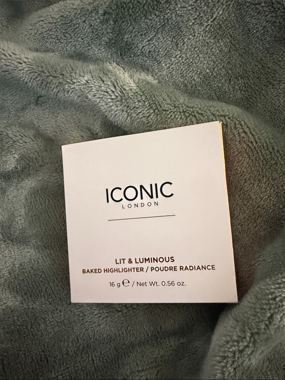 ICONIC London Lit & Luminous Baked Highlighter Universal shade shimmer